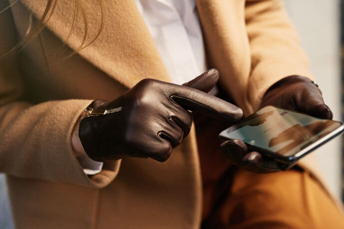 Touchscreen gloves with zippers
