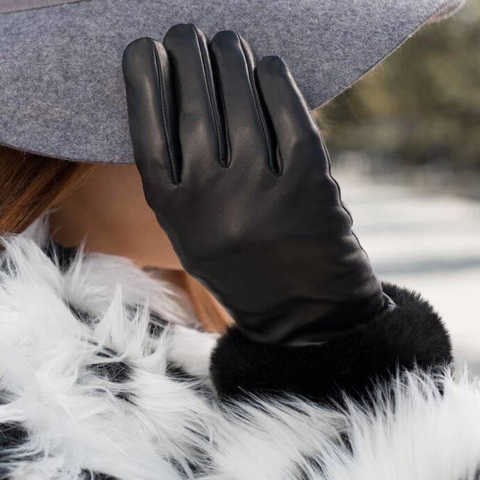 Black touchscreen gloves for women