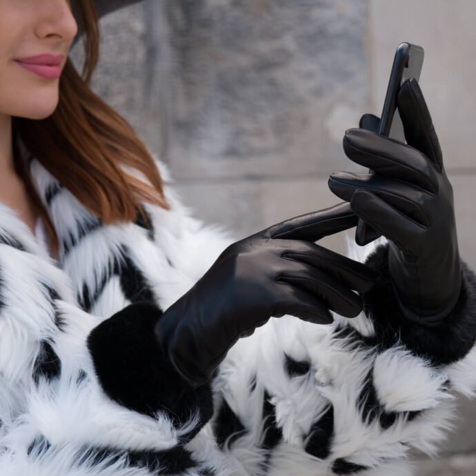 Women's gloves with synthetic fur